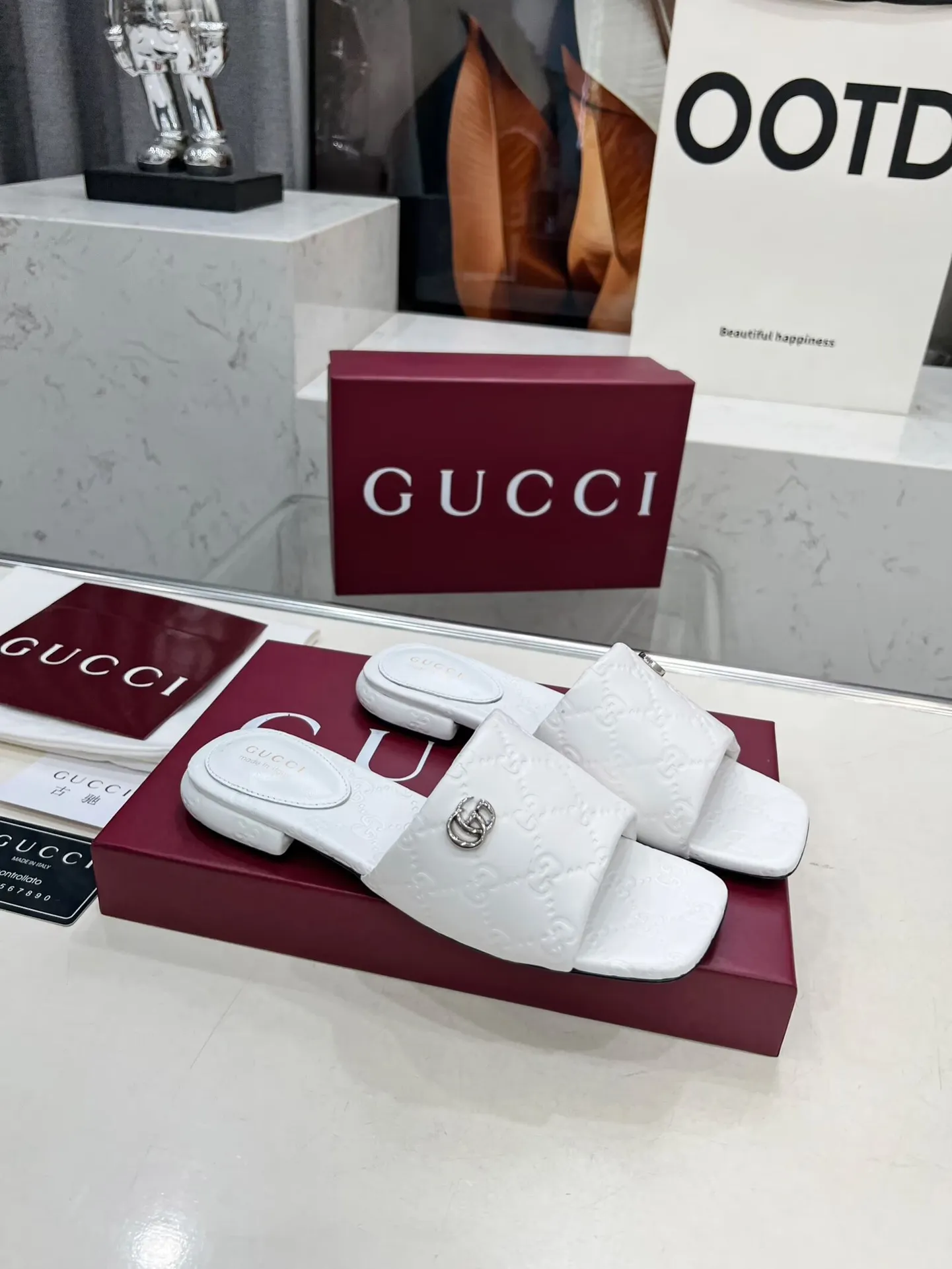 👟👟Ex-factory price 440👟👟 Women's Shoes Women's Clothing Gucci Double G slippers, a fashionable, high-end and full of personality✅ Very stable, comfortable and durable for daily use, convenient and unique for daily matching, a must-have classic for summer, the upper is made of GUCCI 3D embossed, genuine leather outsole Fabric: cowhide Lining/foot pads: sheepskin Color: black, white, brown, burgundy Code number: 35-42 (41 and 42 need to be customized) Packaging: Comes with cloth bag and card.
